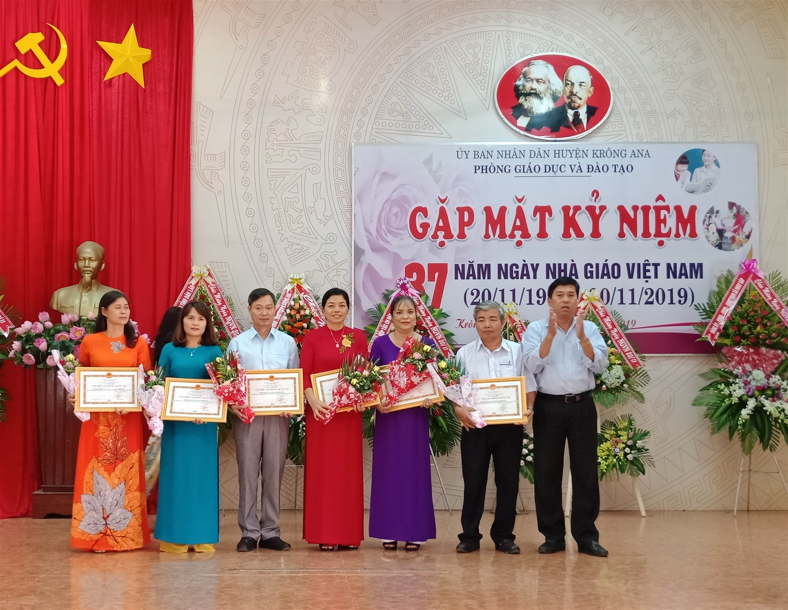 Gặp mặt kỷ niệm 37 năm ngày nhà Giáo Việt Nam 20/11