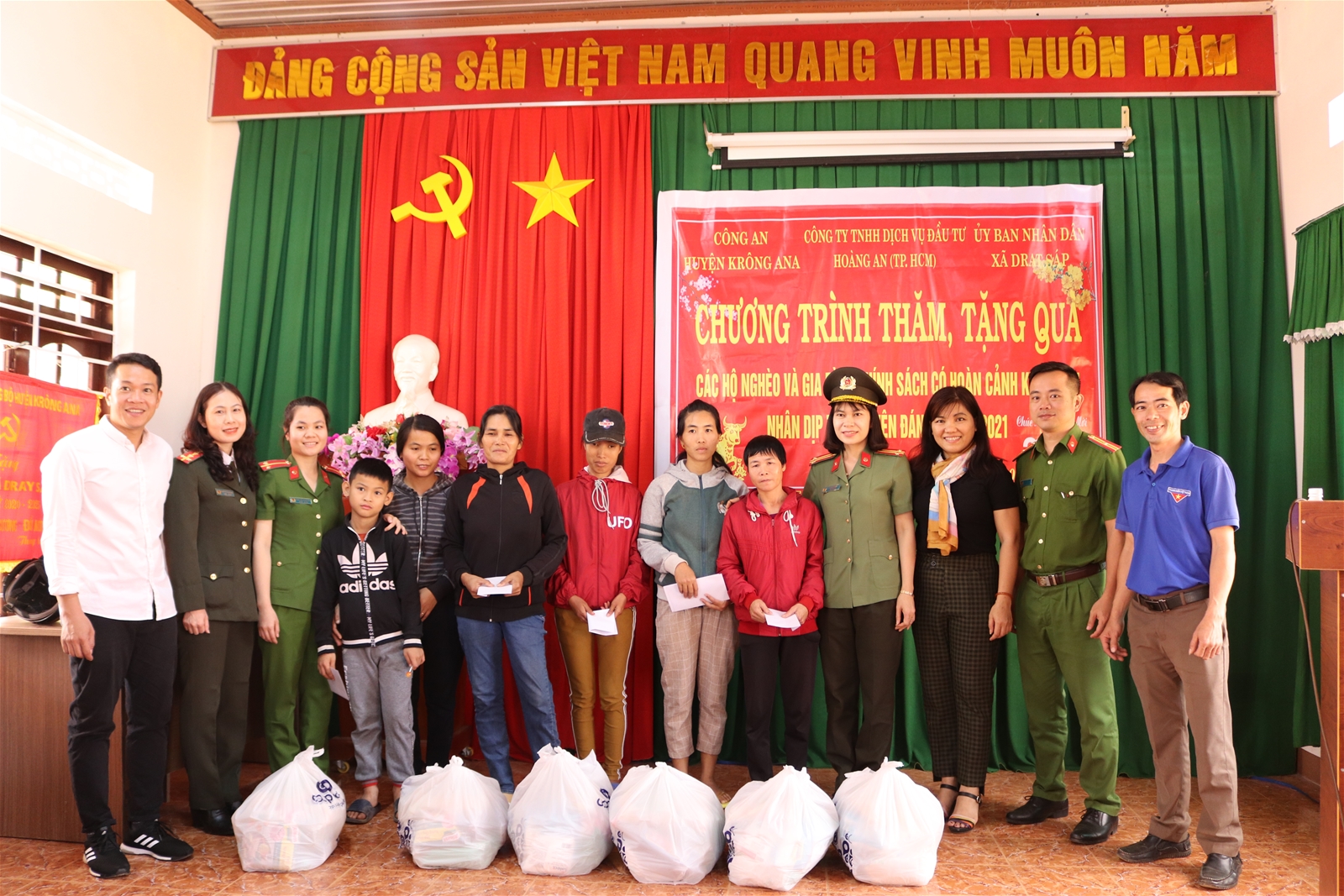 Tặng quà Tết cho người dân khó khăn tại xã Dray Sáp