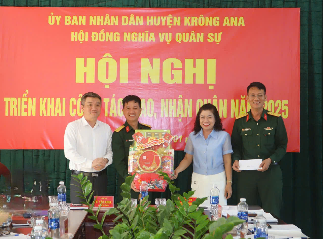 Lãnh đạo huyện Krông Ana thăm, tặng quà các tập thể, cá nhân dịp tết Nguyên đán Ất Tỵ năm 2025